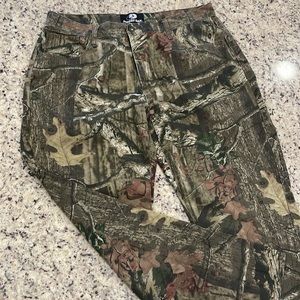 Mossy Oak men’s camo hunting pants. Worn only once and in new condition.